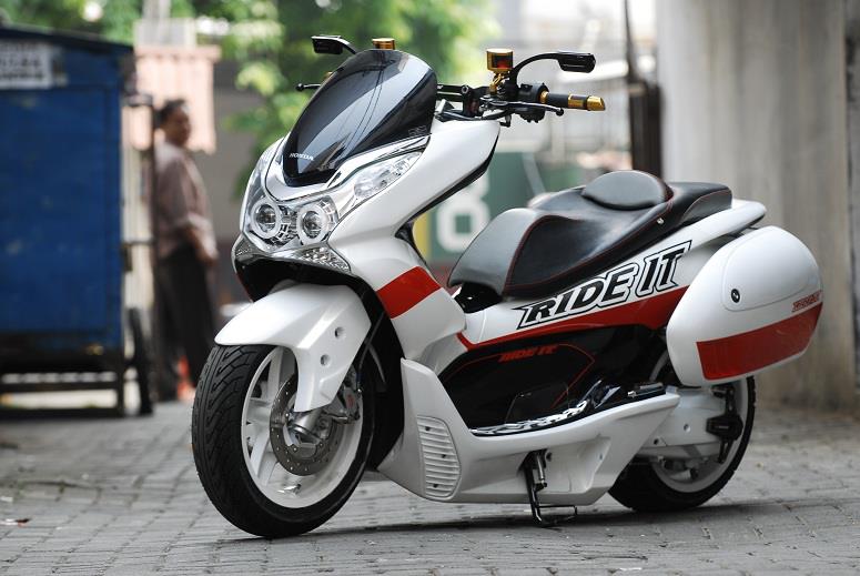 2022 Honda PCX150 Scooter Ride Review Specs MPG 